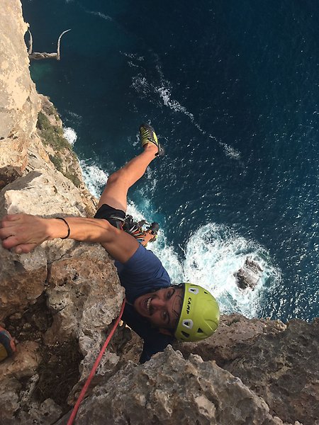 Riccardo Biella som klättrar i bergen vid vatten